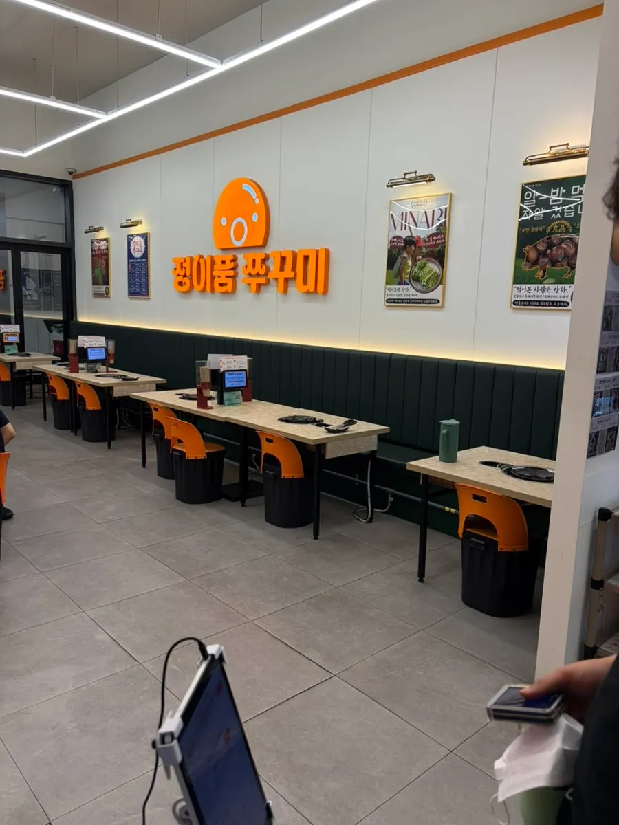 철판이 놓인 매장 테이블 좌석
