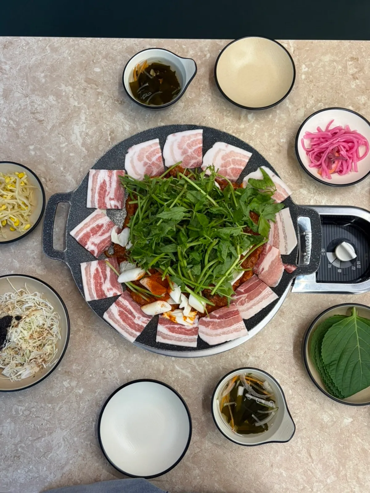 철판쭈꾸미와 사리듬뿍 우삼겹 상차림