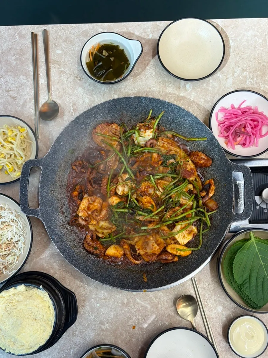 직원이 철판쭈꾸미를 볶아주는 모습