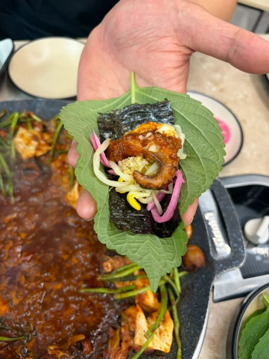 깻잎에 파래김과 쭈꾸미를 올린 쌈