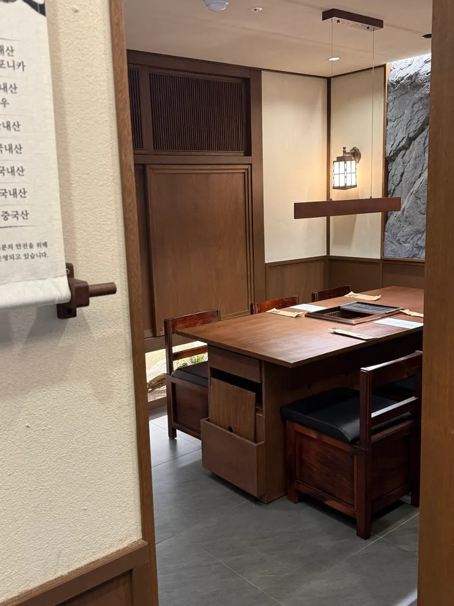 고급스러운 만수헌 식사 공간