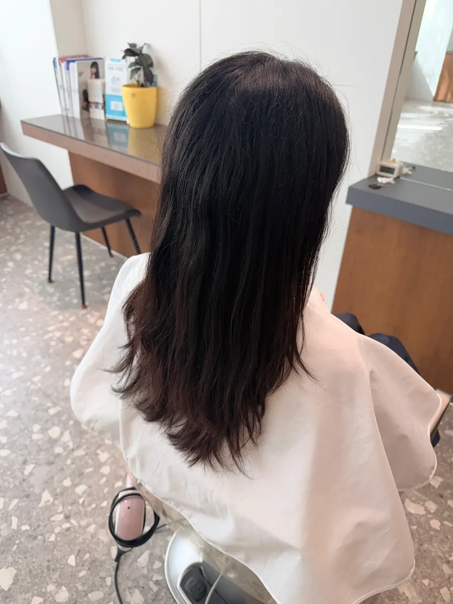 Frizzy, dry-looking long hair