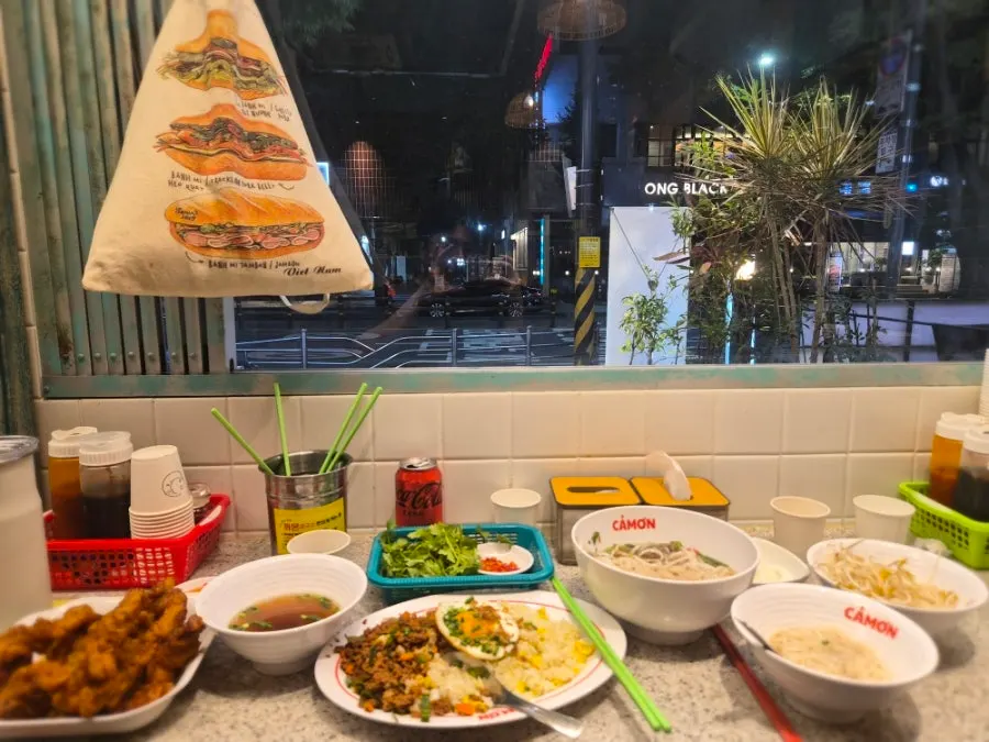 Ordering Kkamon pho, fried rice, and fried chicken neck meat
