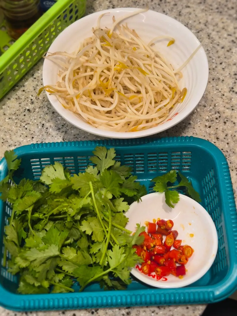 Kkamon pho with well-matched noodles and broth