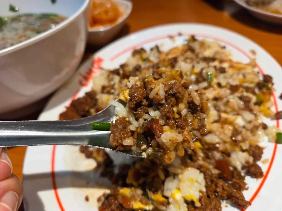 넉넉한 면과 고기가 담긴 쌀국수