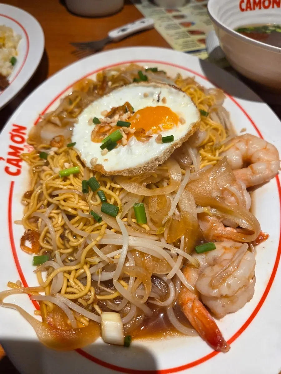 돼지 볶음 고기를 올린 까몬볶음밥