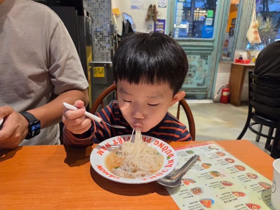 처음 주문한 해산물 볶음 누들