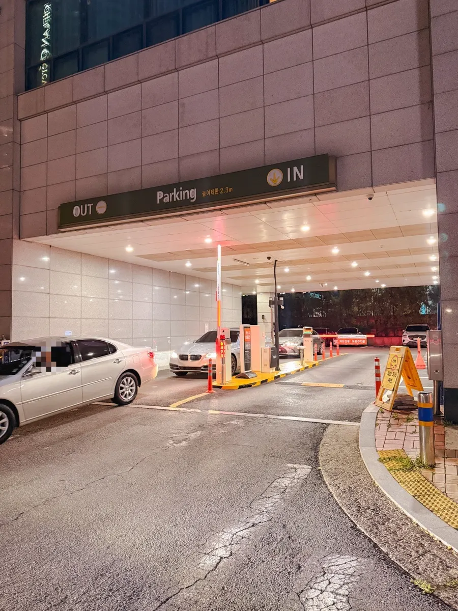 The Sharp Star Park Shopping Mall parking information