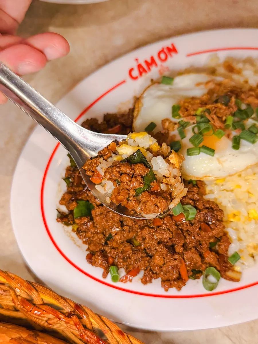 Fried rice served with stir-fried minced meat