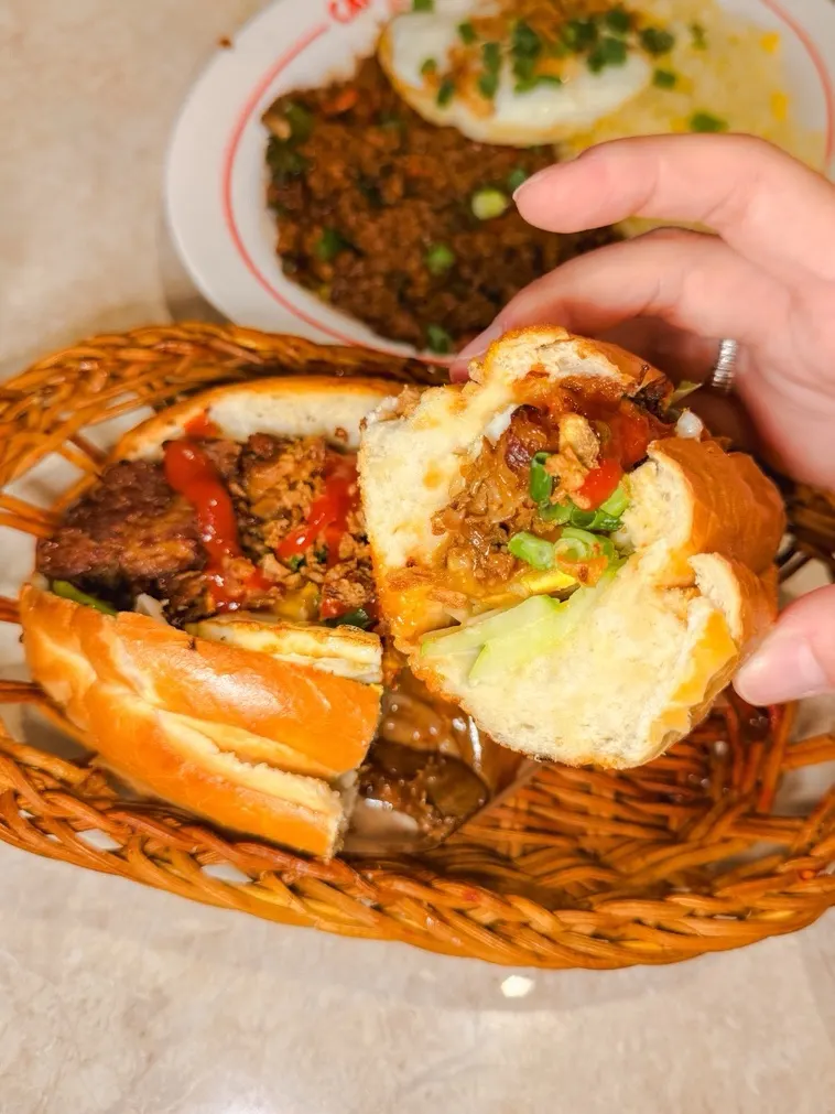 Kkamon bánh mì generously filled with meat