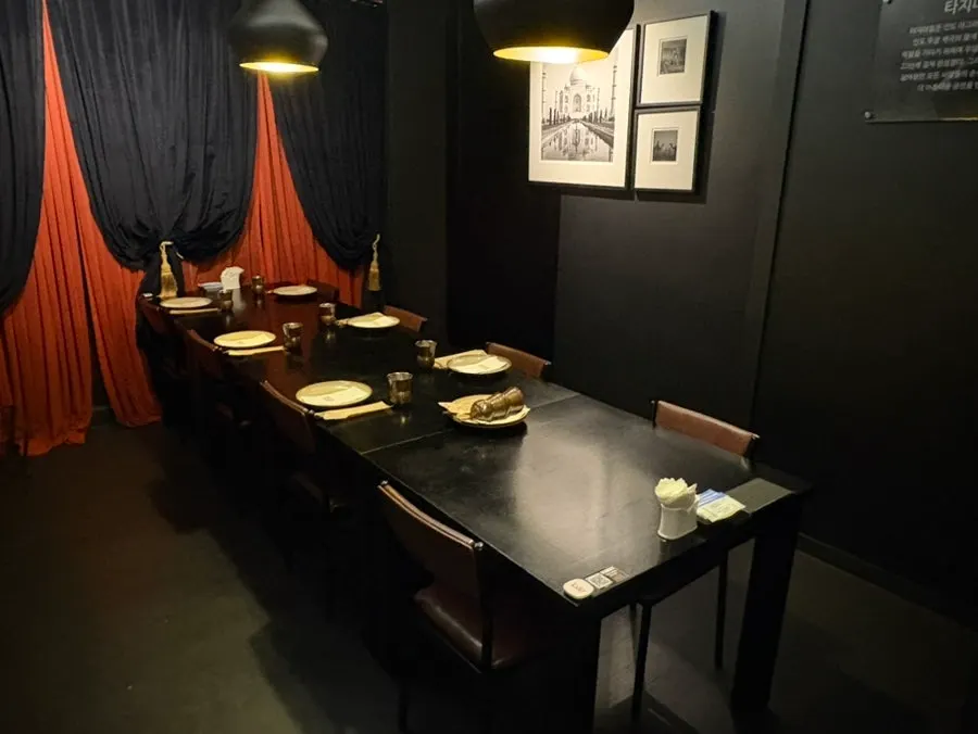 橘色點綴的寬敞店內空間