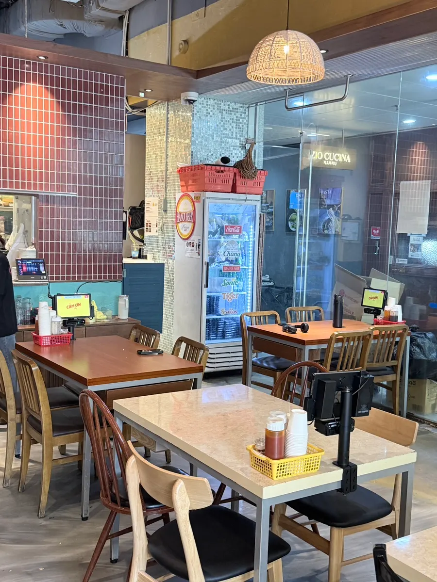 까몬 창가 자리와 창밖 풍경