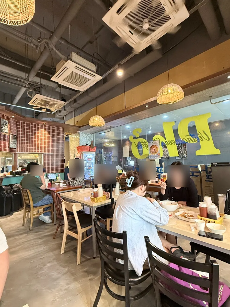 까몬 매장 내부와 손님들