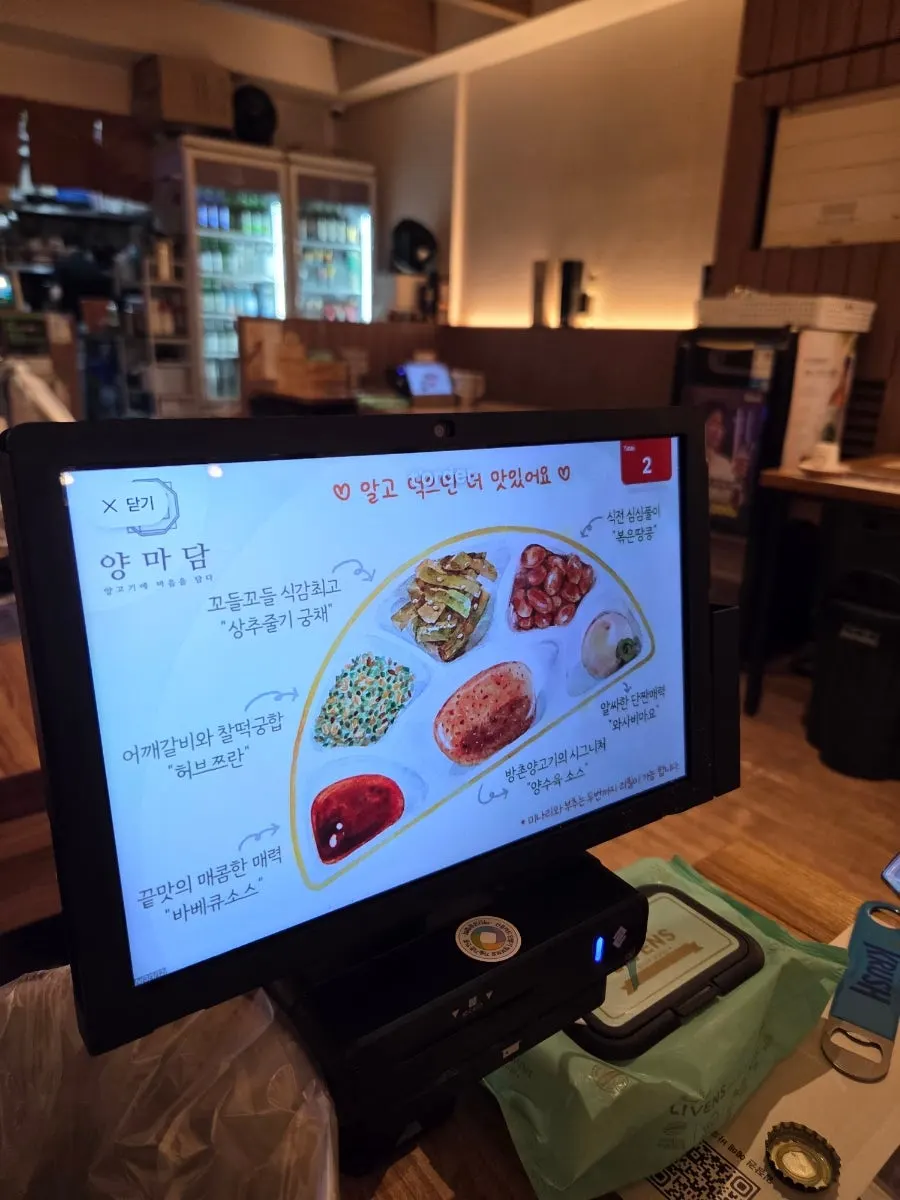 매장에 붙은 여러 이벤트 포스터