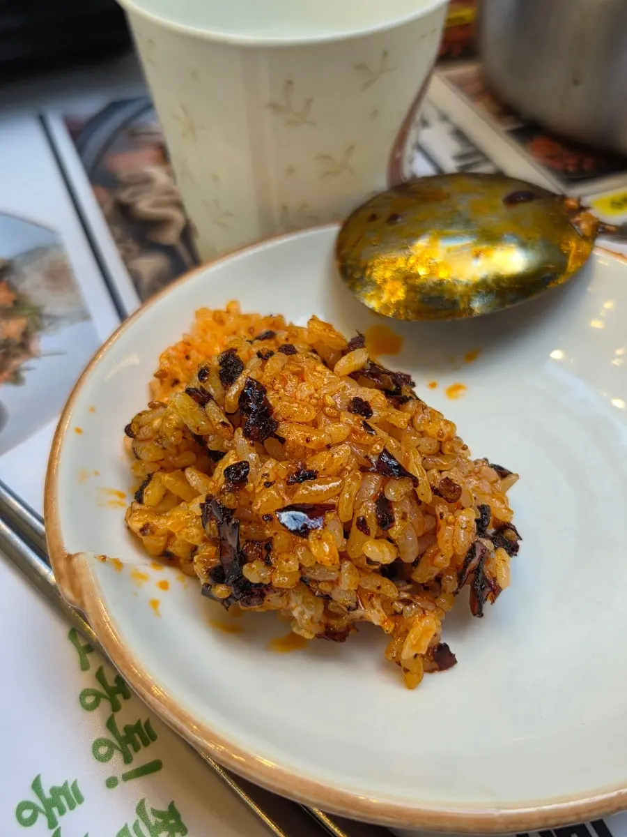 테이블에 차려진 반찬과 소스 접시