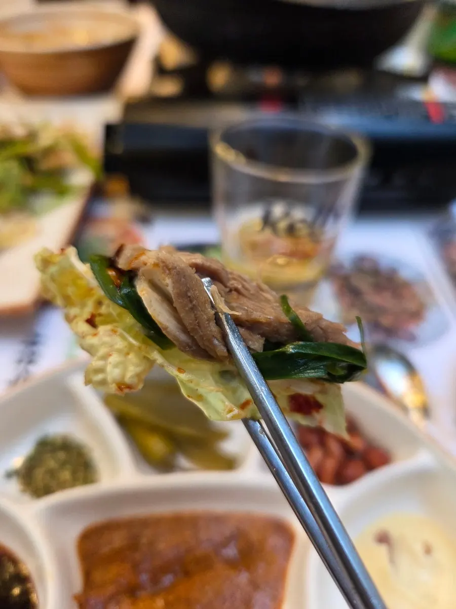 살코기와 비계가 어우러진 양갈비수육 한 점