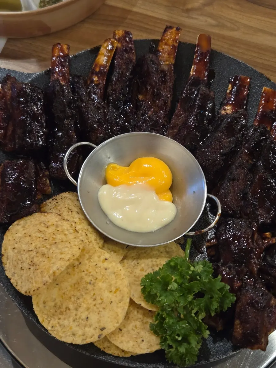 단짠 소스를 바른 양갈비바베큐