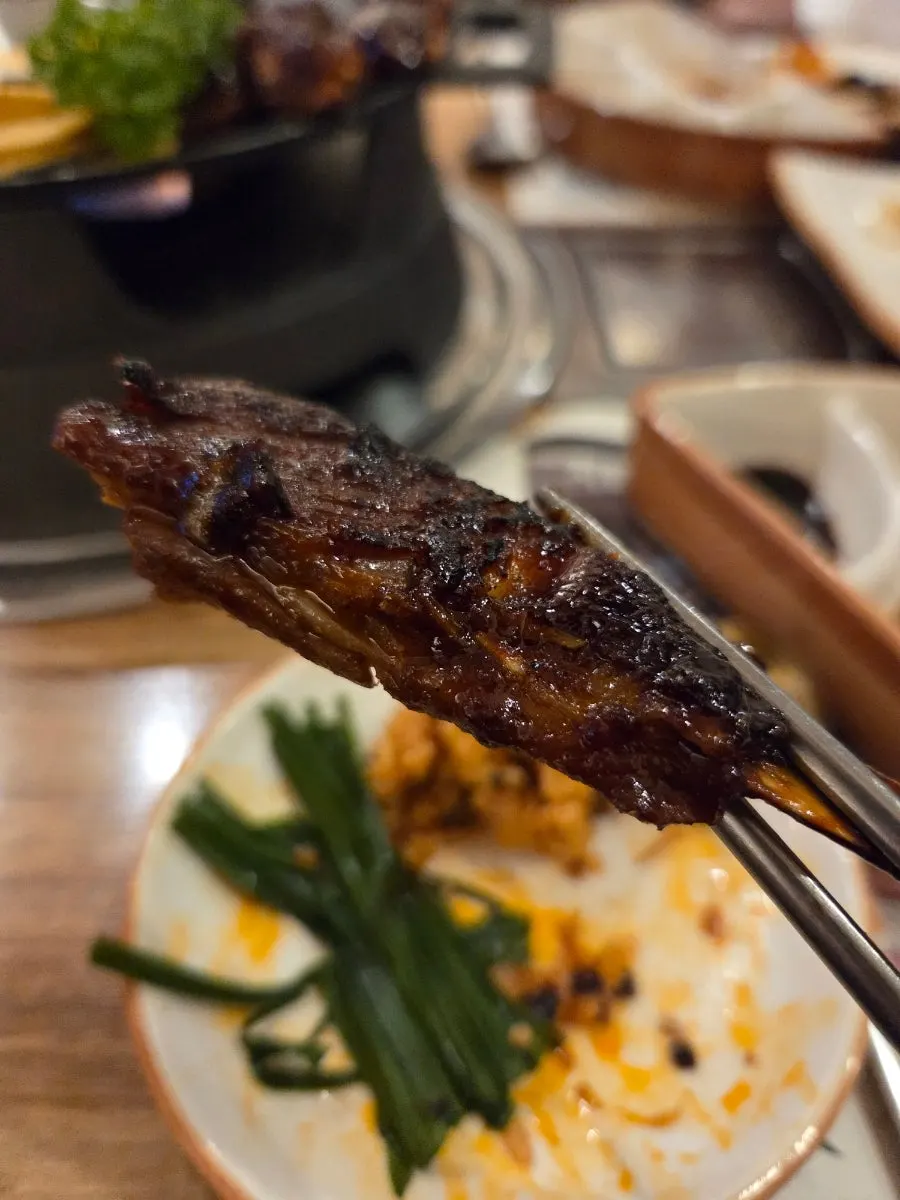 잔잔한 불 위에서 따끈하게 유지되는 양갈비바베큐