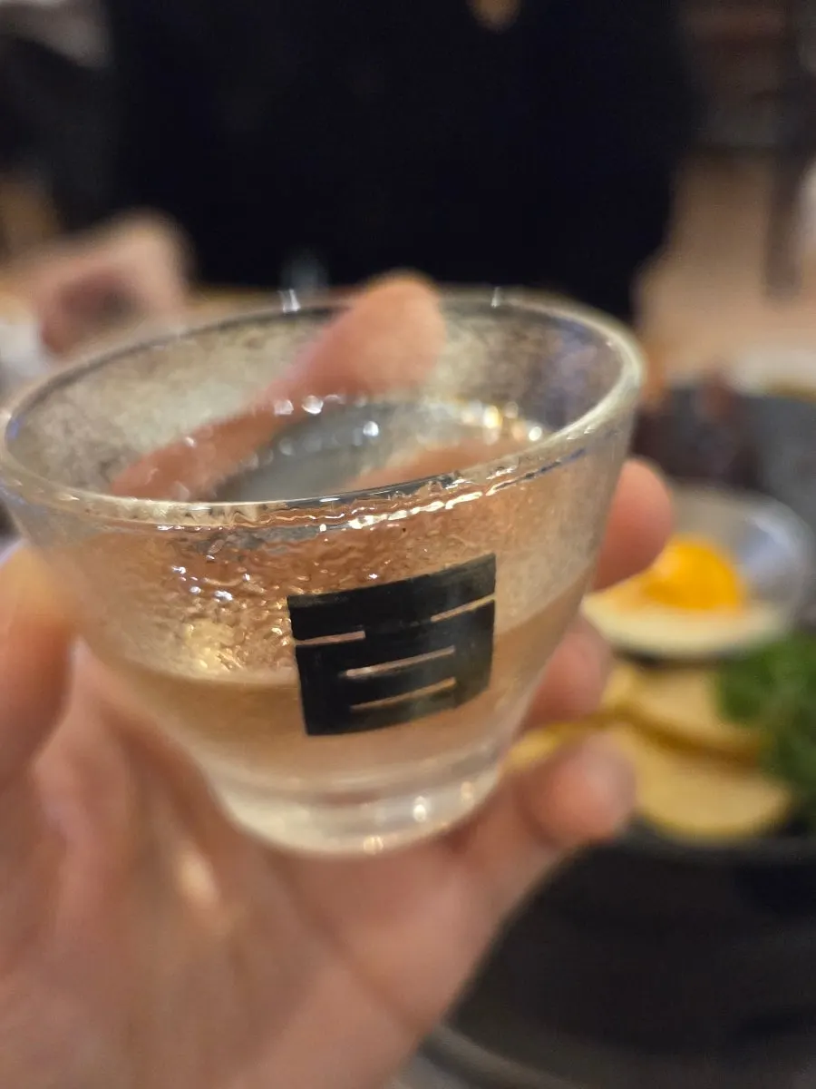 얼음 가득한 컵에 담긴 생백세 생짜배기