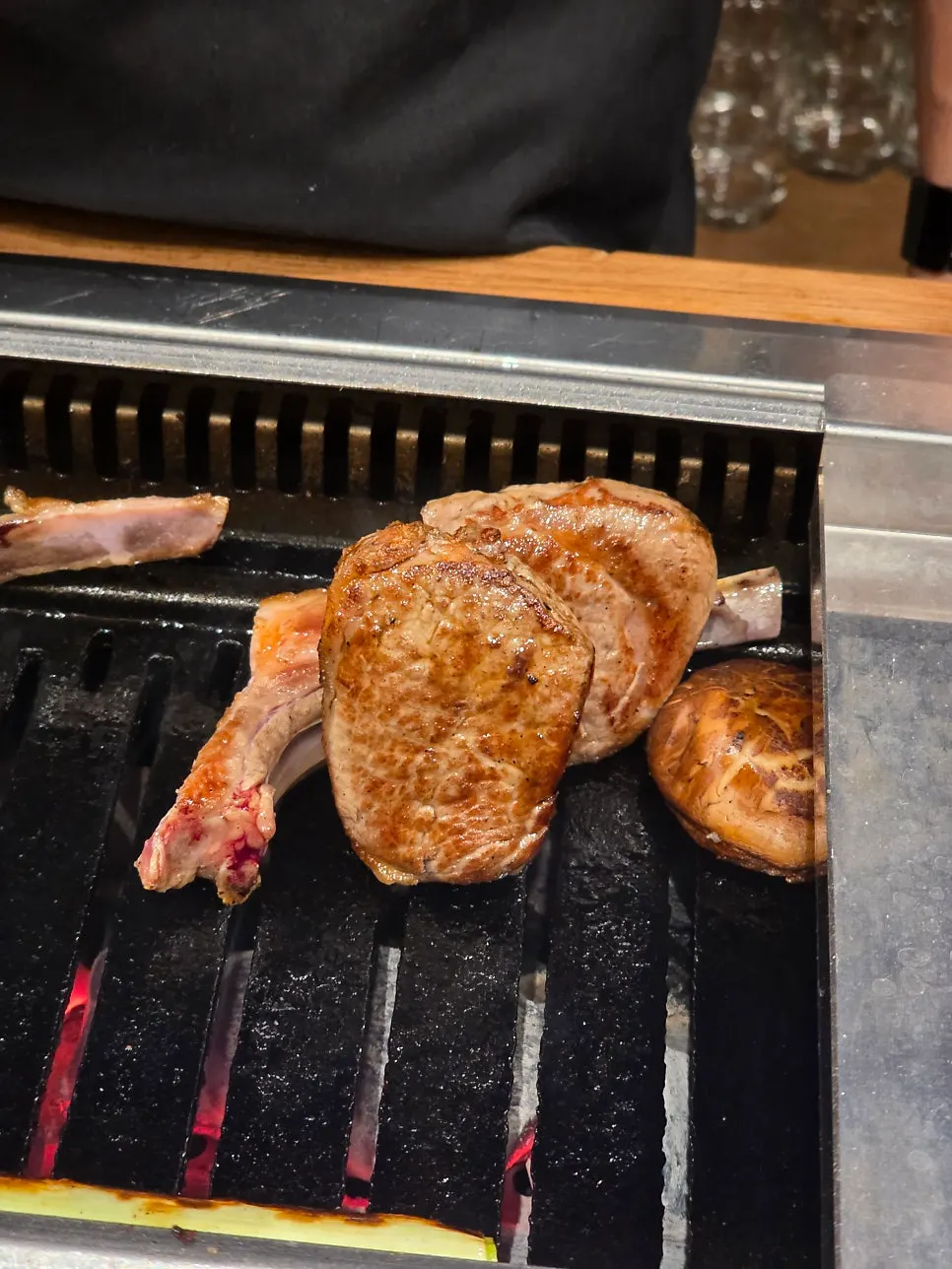 Grilled shoulder rack showing its meat grain