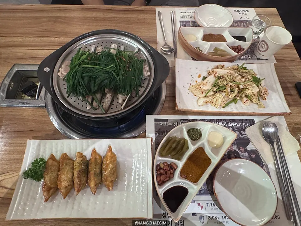 김이 오르는 양갈비수육 한 상 차림