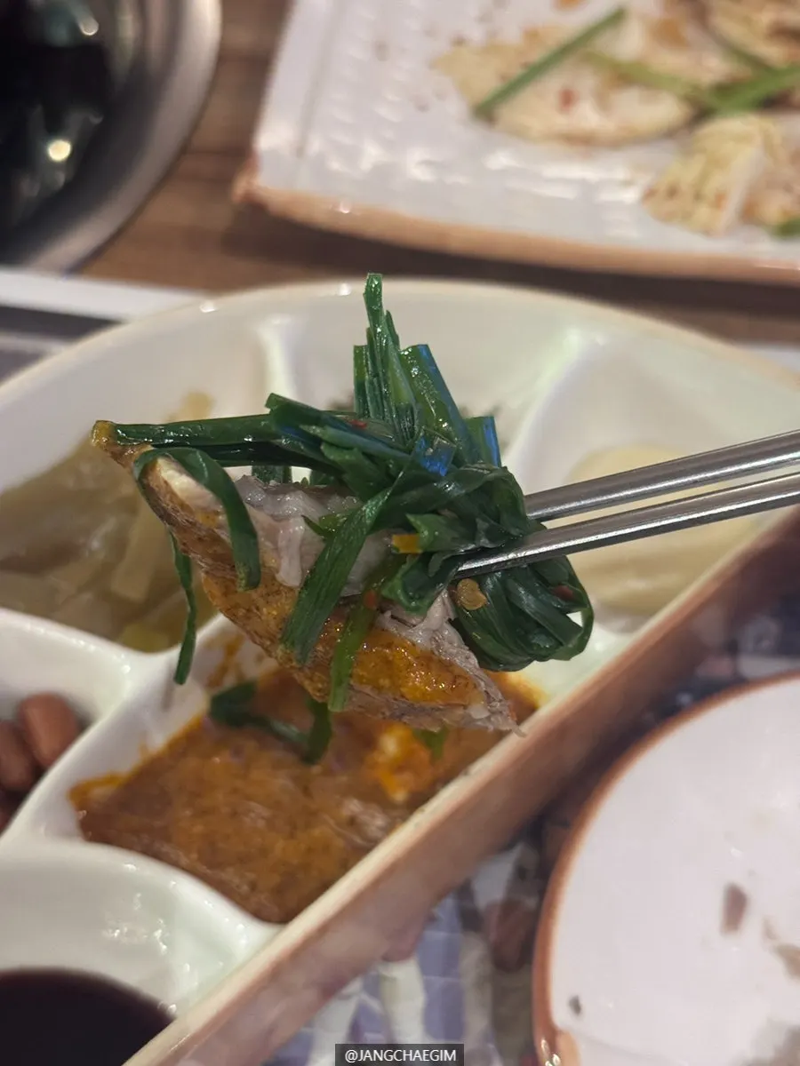 소스에 찍은 양갈비수육