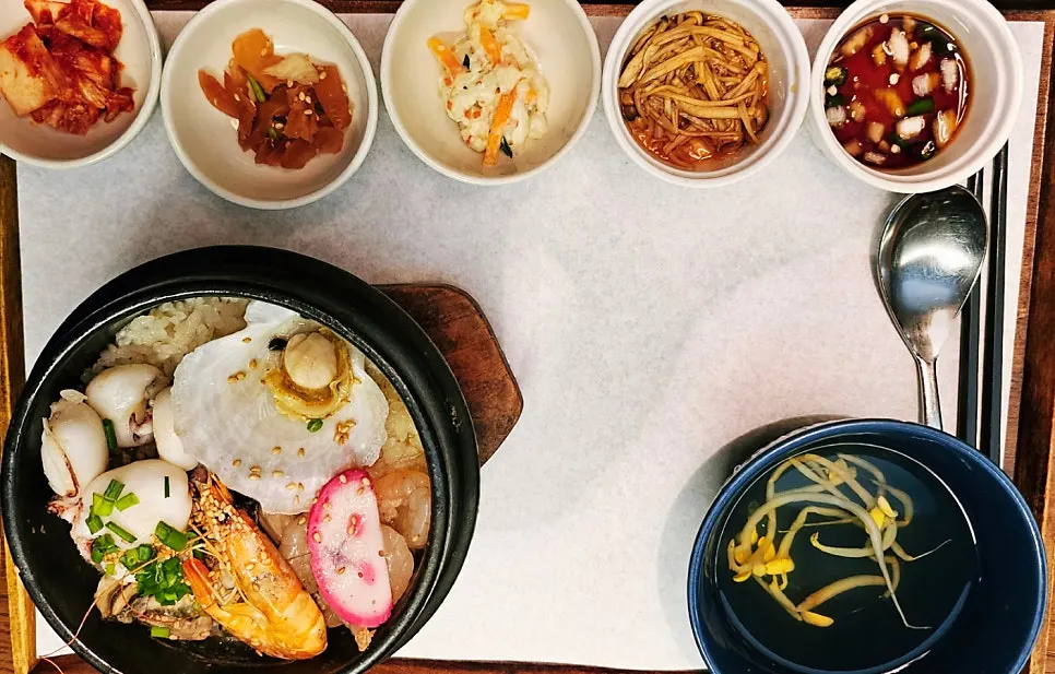 Seafood sotbap with side dishes
