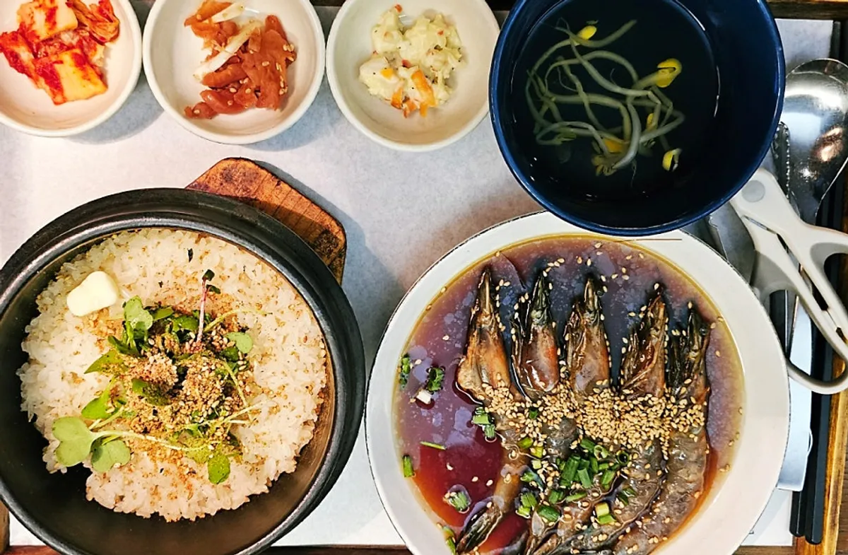 A full soy-marinated shrimp butter rice set