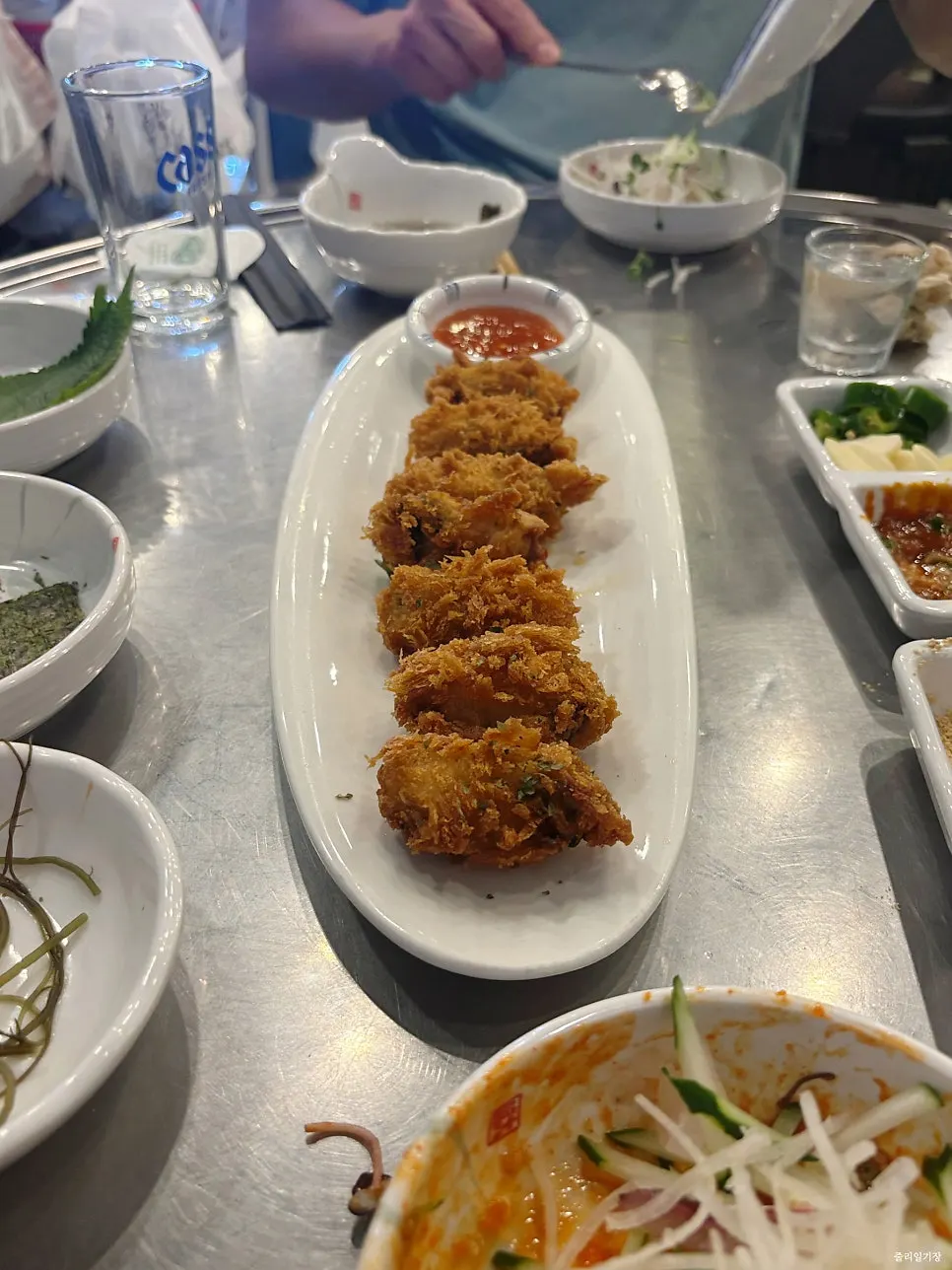 신선한 굴을 곁들인 굴튀김 메뉴
