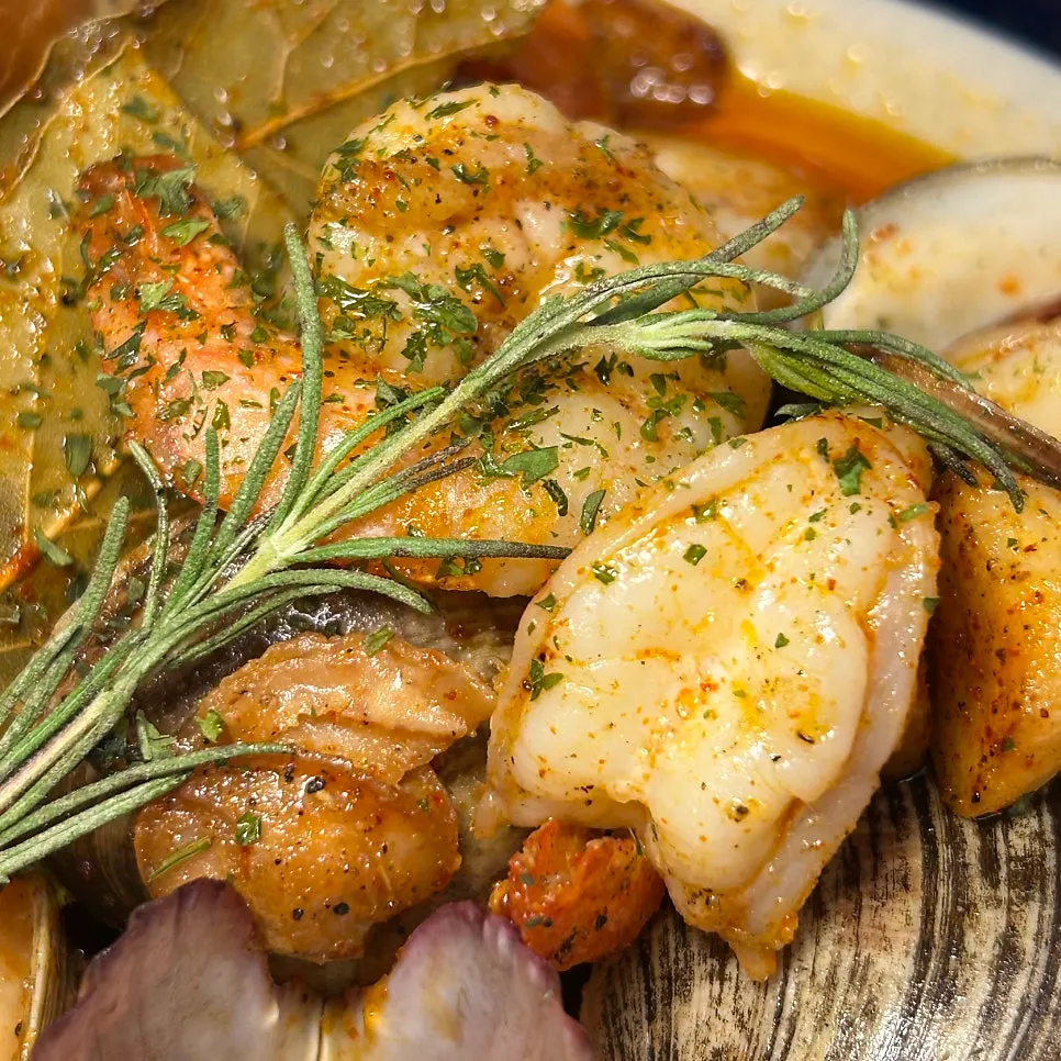 Red gambas with fresh clams