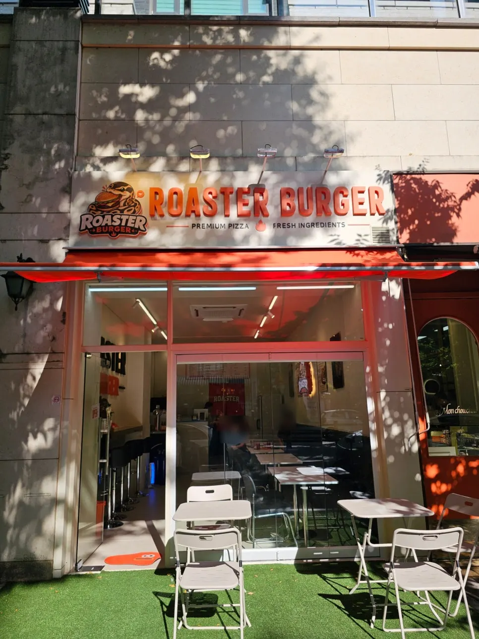 Street around the building where Roaster Burger is located near Jeongja Station