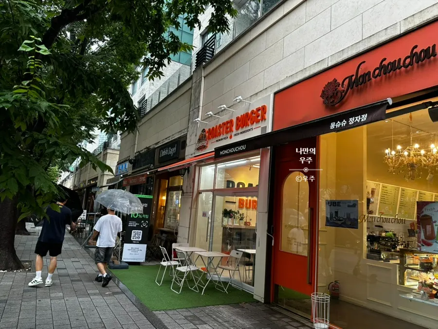 Exterior of Roaster Burger on the Jeongja-dong café street
