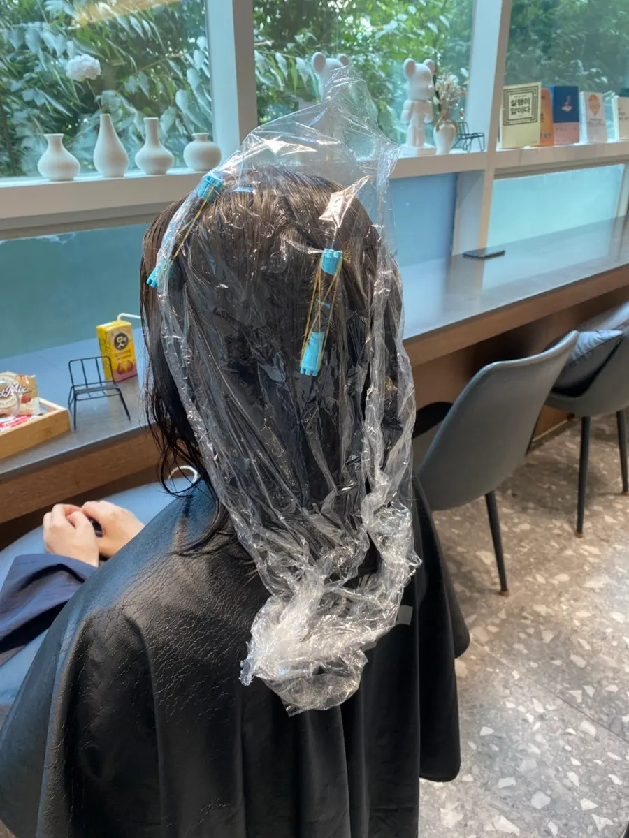 Treatment process balancing outer frizz and inner volume