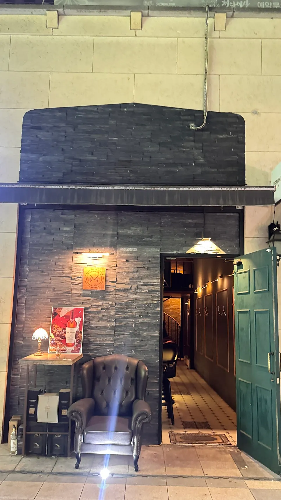 Guide to The Momento whiskey bar in Jeongja-dong