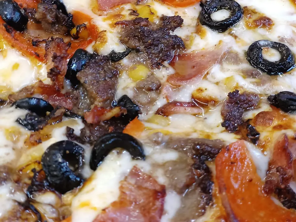 Pizza loaded with bacon and paprika toppings