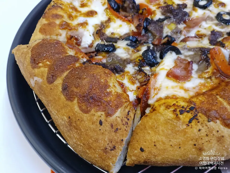 Combination pizza and white burger together on the table