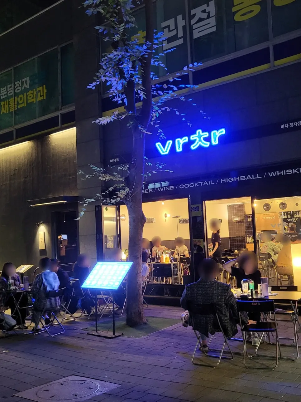 Exterior of Bacha Jeongja, a Friday night bar in Jeongja-dong