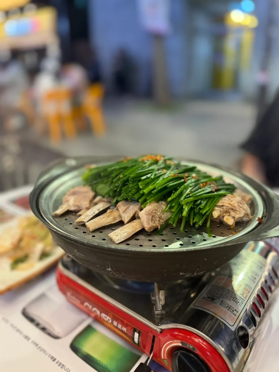 접시에 담겨 나온 양갈비수육
