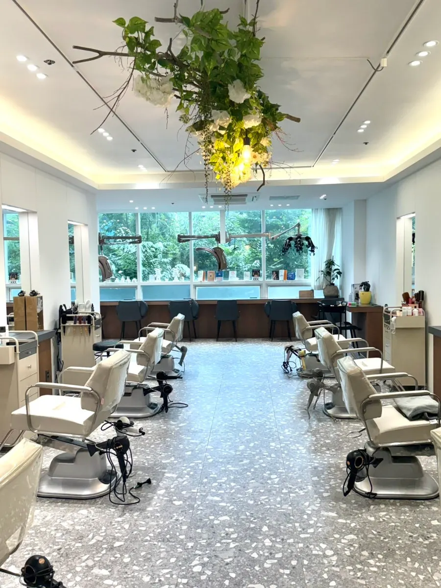 Salon combining wood tones and white