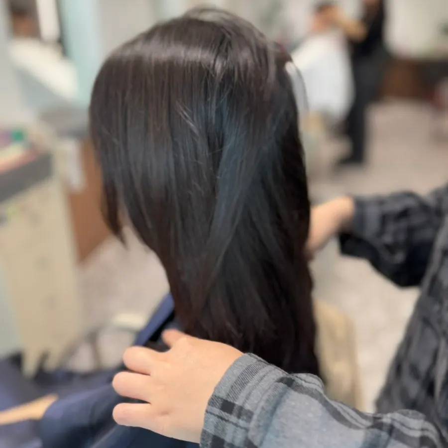 모발 상태를 확인하는 상담 장면