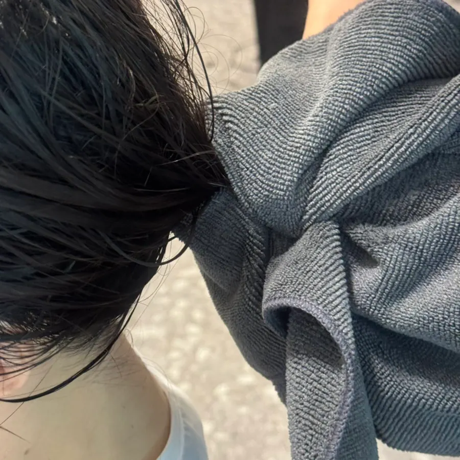 시술이 진행되는 미용실 좌석