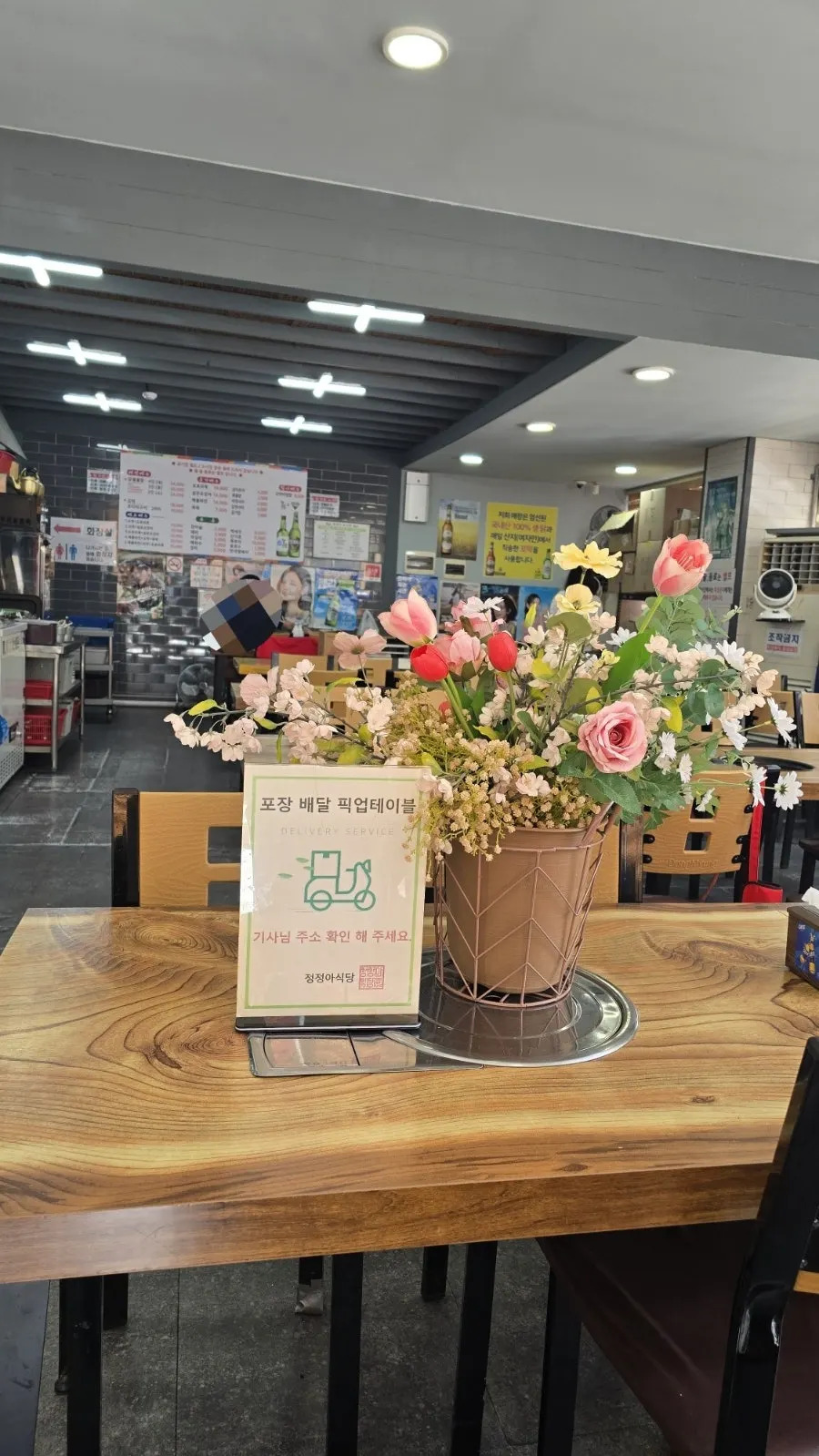 입구에 마련된 포장 배달 픽업테이블과 꽃화분