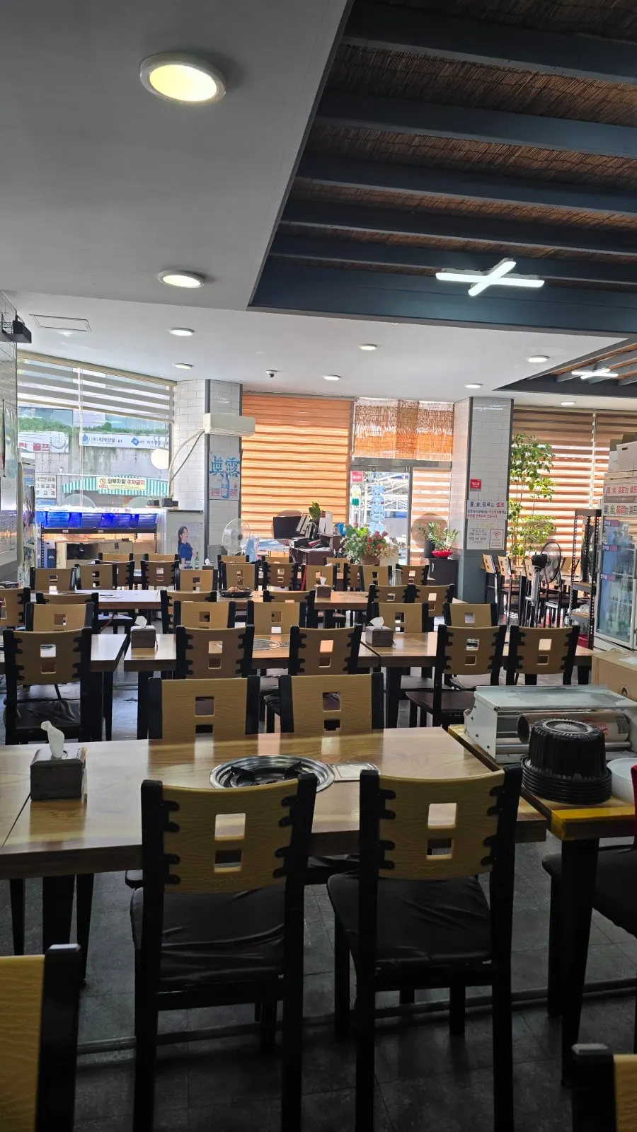 정정아식당 정왕점 내부 테이블 전경