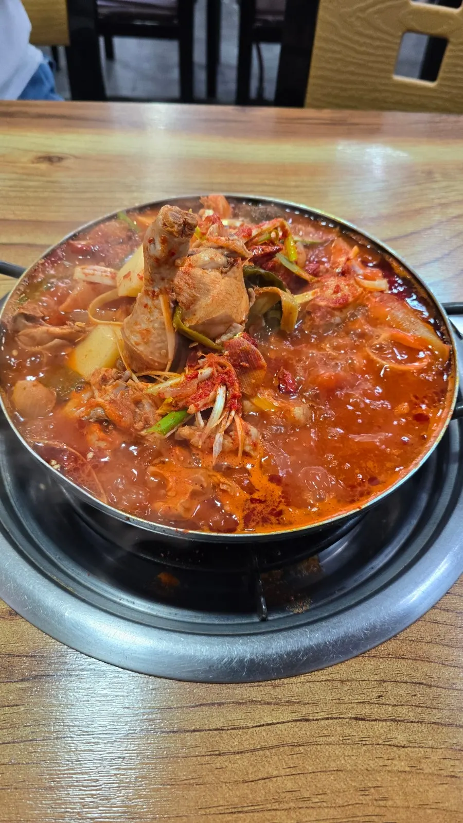 테이블 버너에 올려 끓이는 닭볶음탕