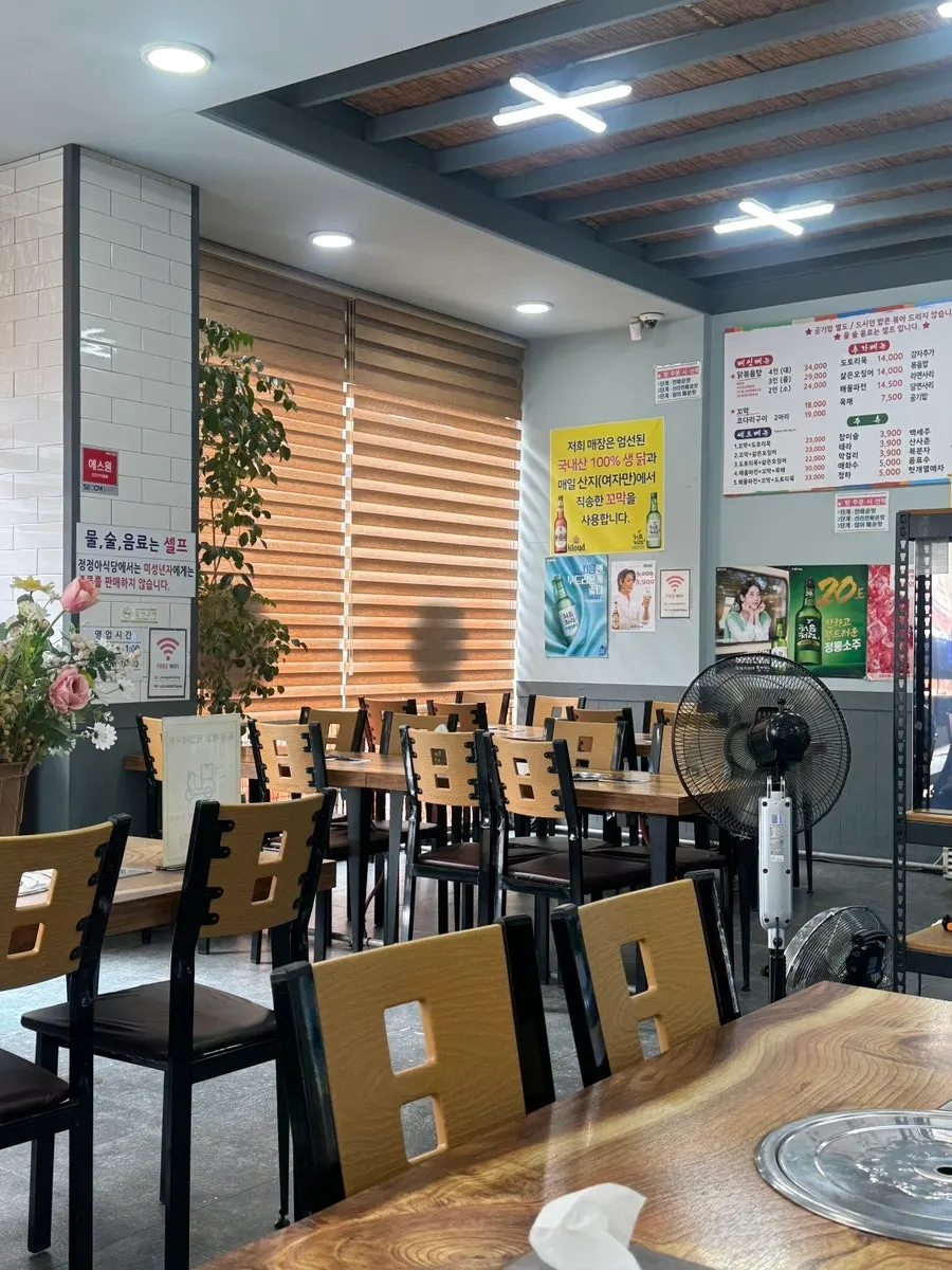 Seating inside Jeongjeong-a Sikdang Jeongwang Branch