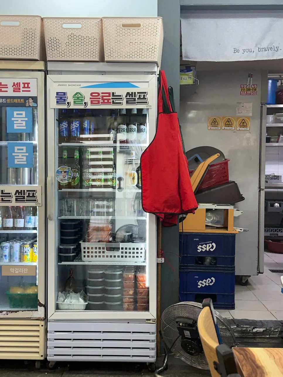 테이블마다 준비된 앞치마와 기본 세팅