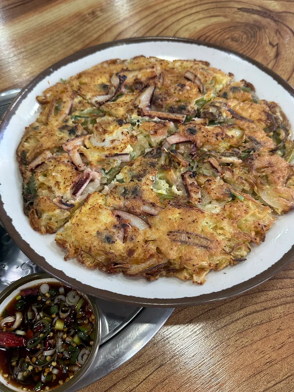 해물파전과 간장 양념장 곁들인 상차림