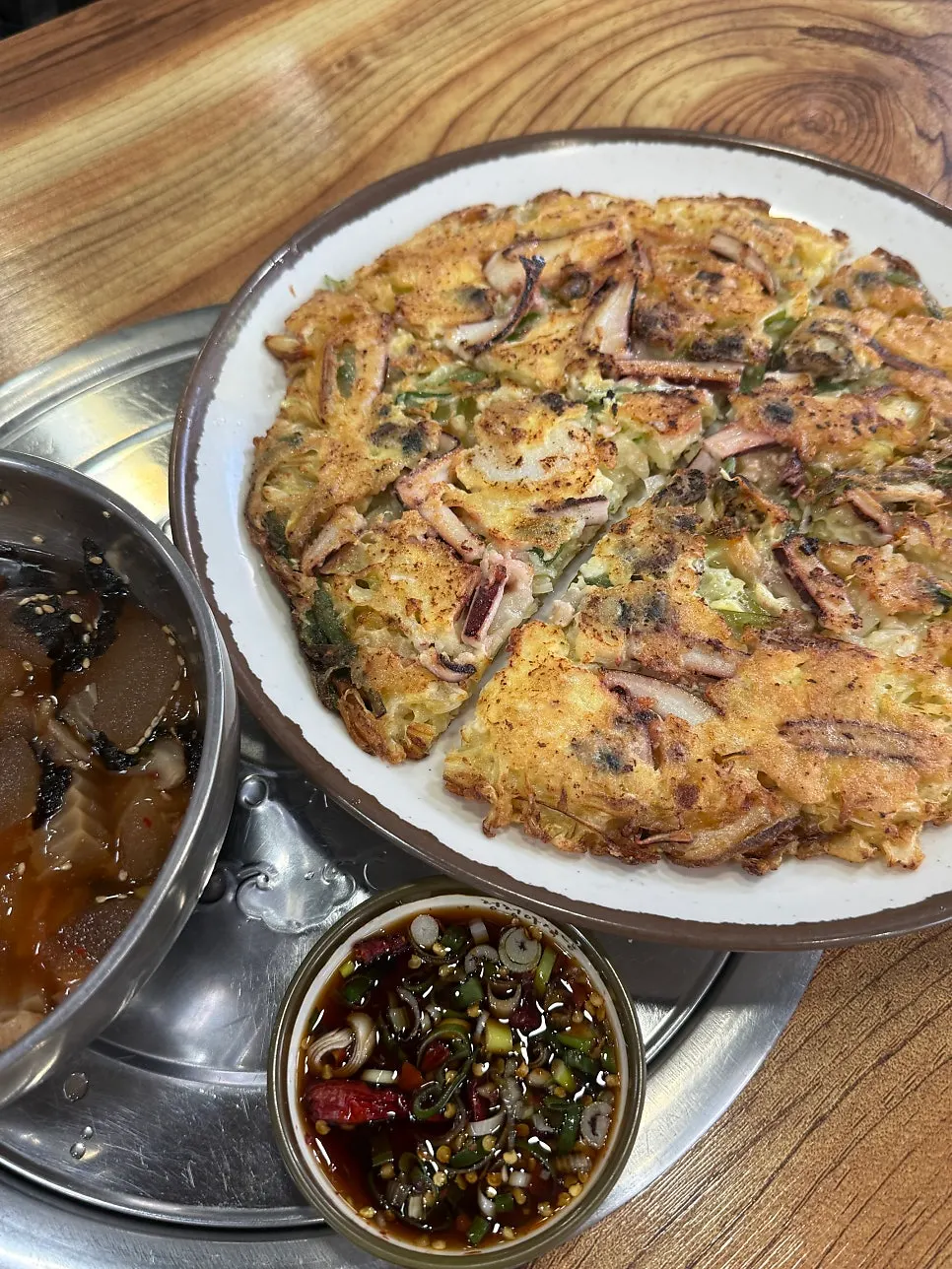 세트메뉴 4번과 밑반찬이 차려진 테이블
