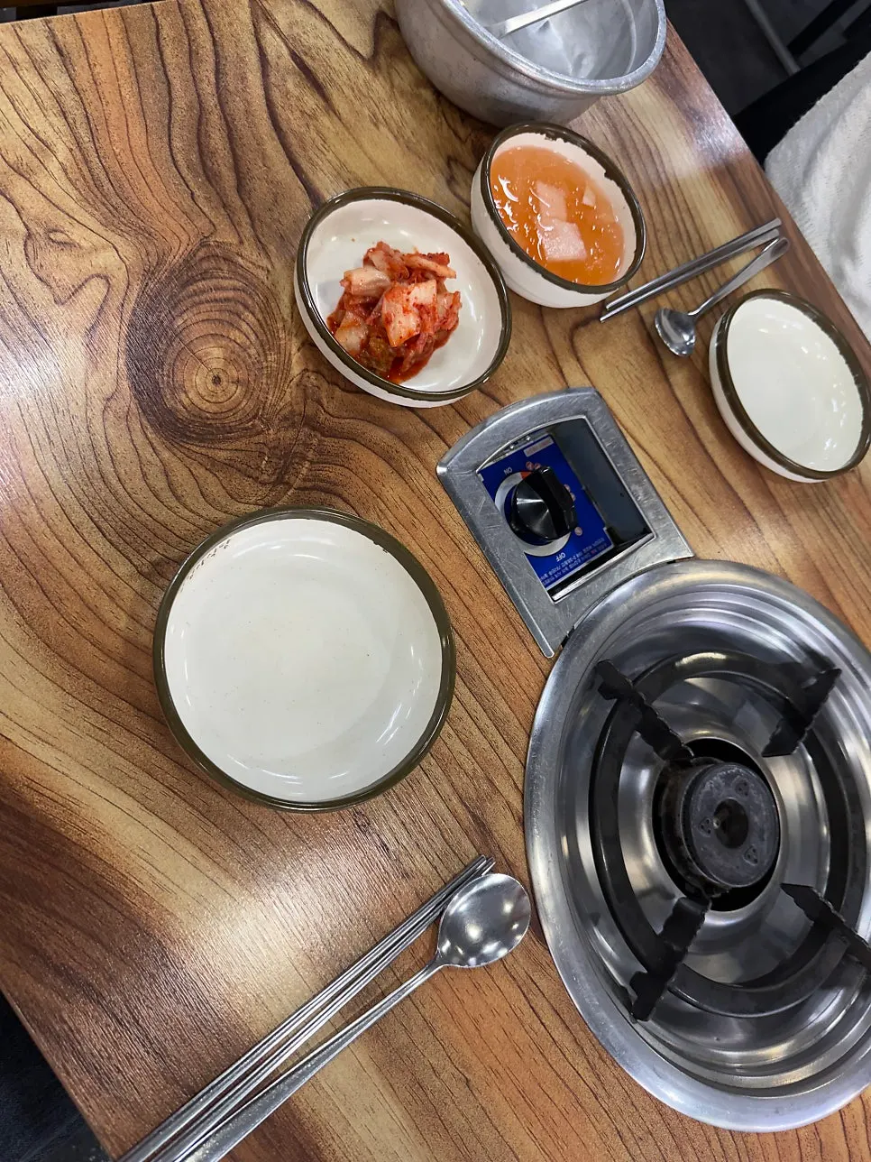 반찬과 앞접시까지 올린 넓은 테이블
