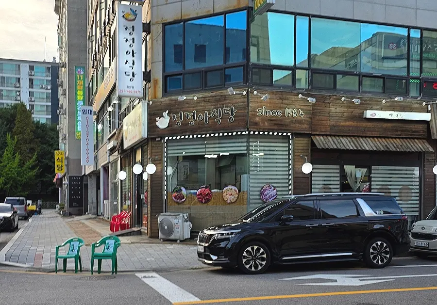 Entrance of Jeongjeong-a Sikdang on the first floor of the On Motel building